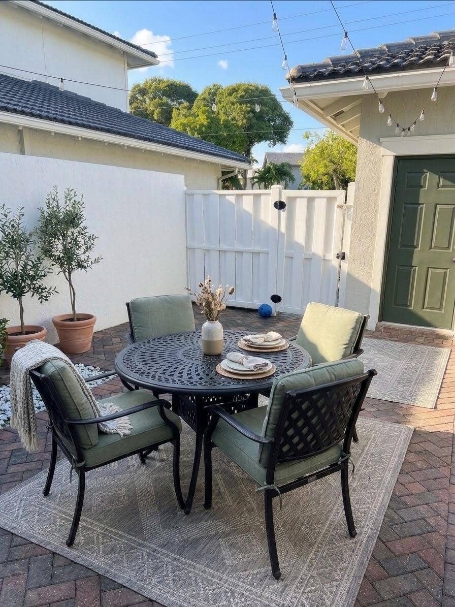 PRIVATE FENCED COURT YARD