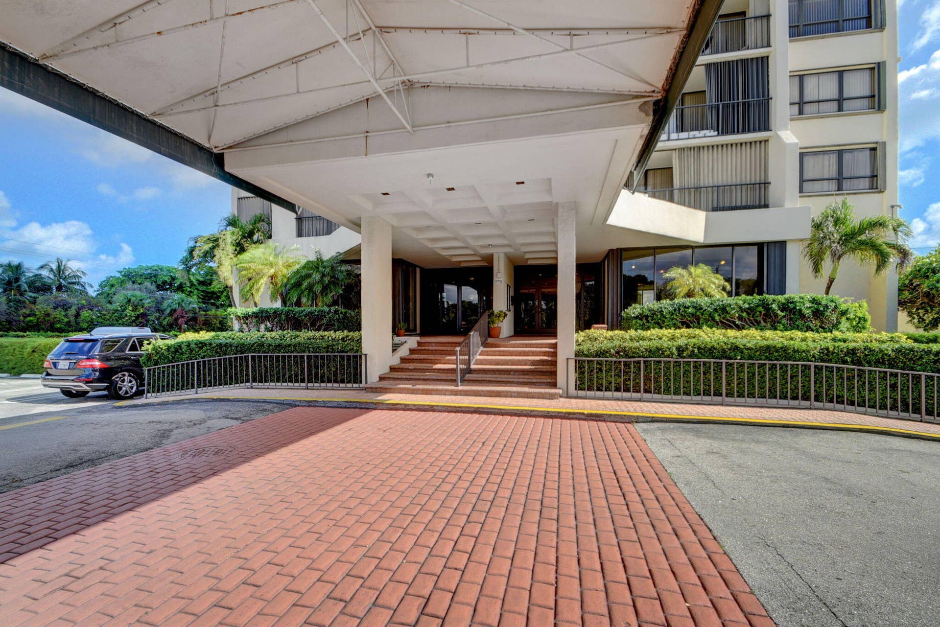 30-web-or-mls-5600 N Flagler (12)