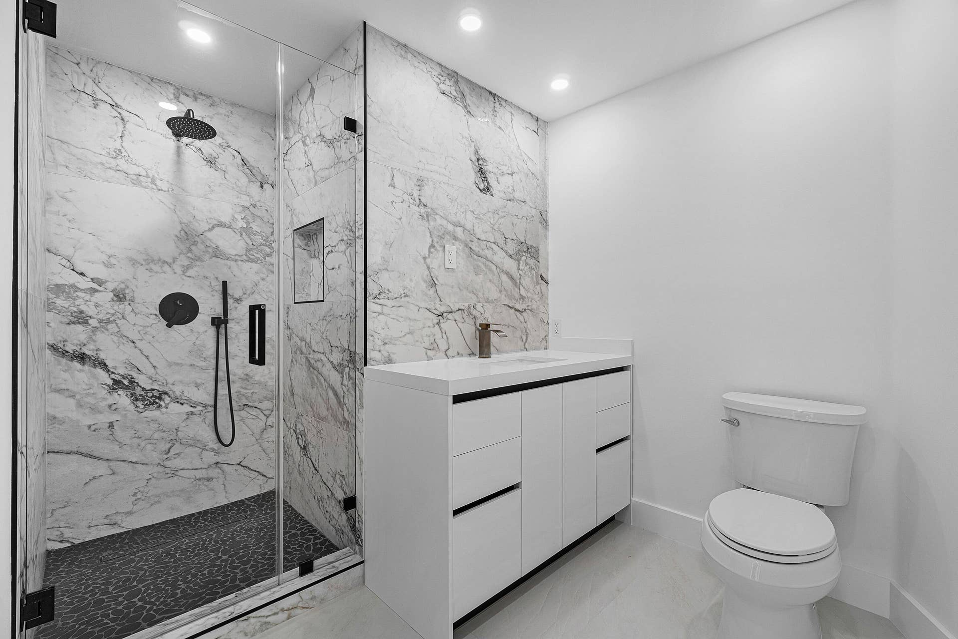 5068 VIA DE AMALFI Drive, Boca Raton, FL 33496 Guest Full Bathroom