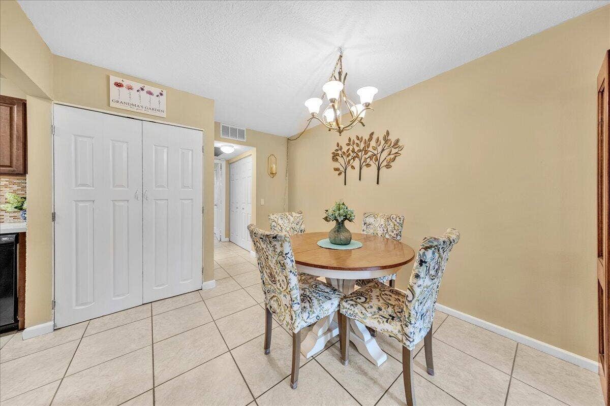 129 Suffolk D, Boca Raton, FL 33434 09-306A9366