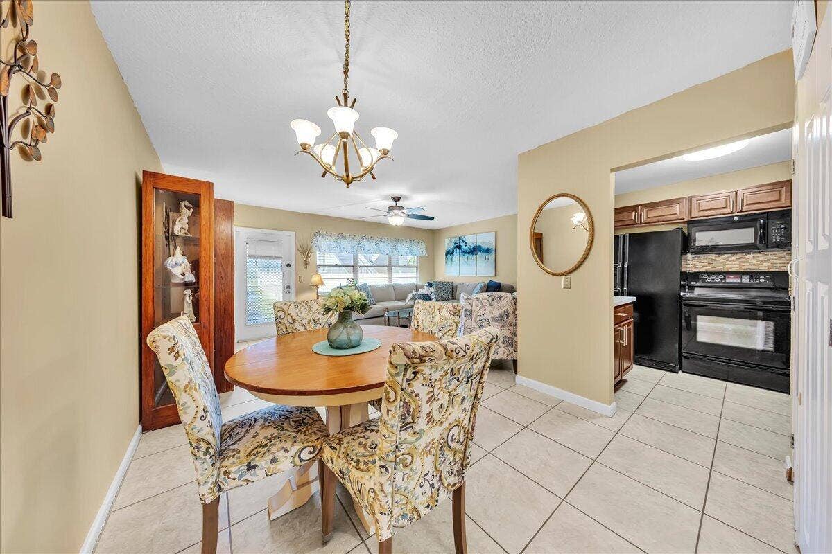 129 Suffolk D, Boca Raton, FL 33434 17-306A9390