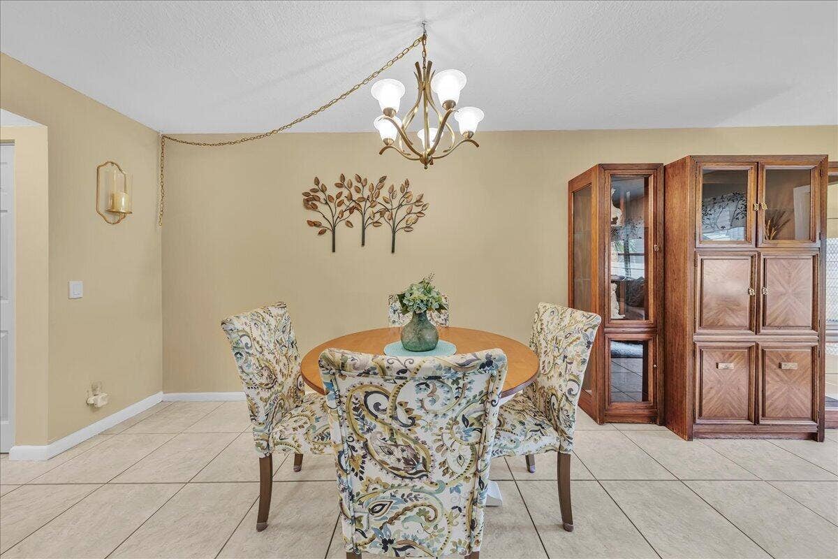 129 Suffolk D, Boca Raton, FL 33434 18-306A9393