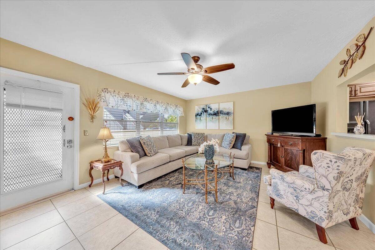 129 Suffolk D, Boca Raton, FL 33434 06-306A9357