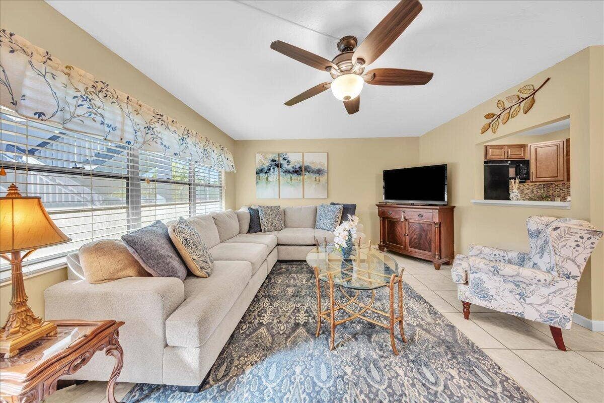 129 Suffolk D, Boca Raton, FL 33434 04-306A9351