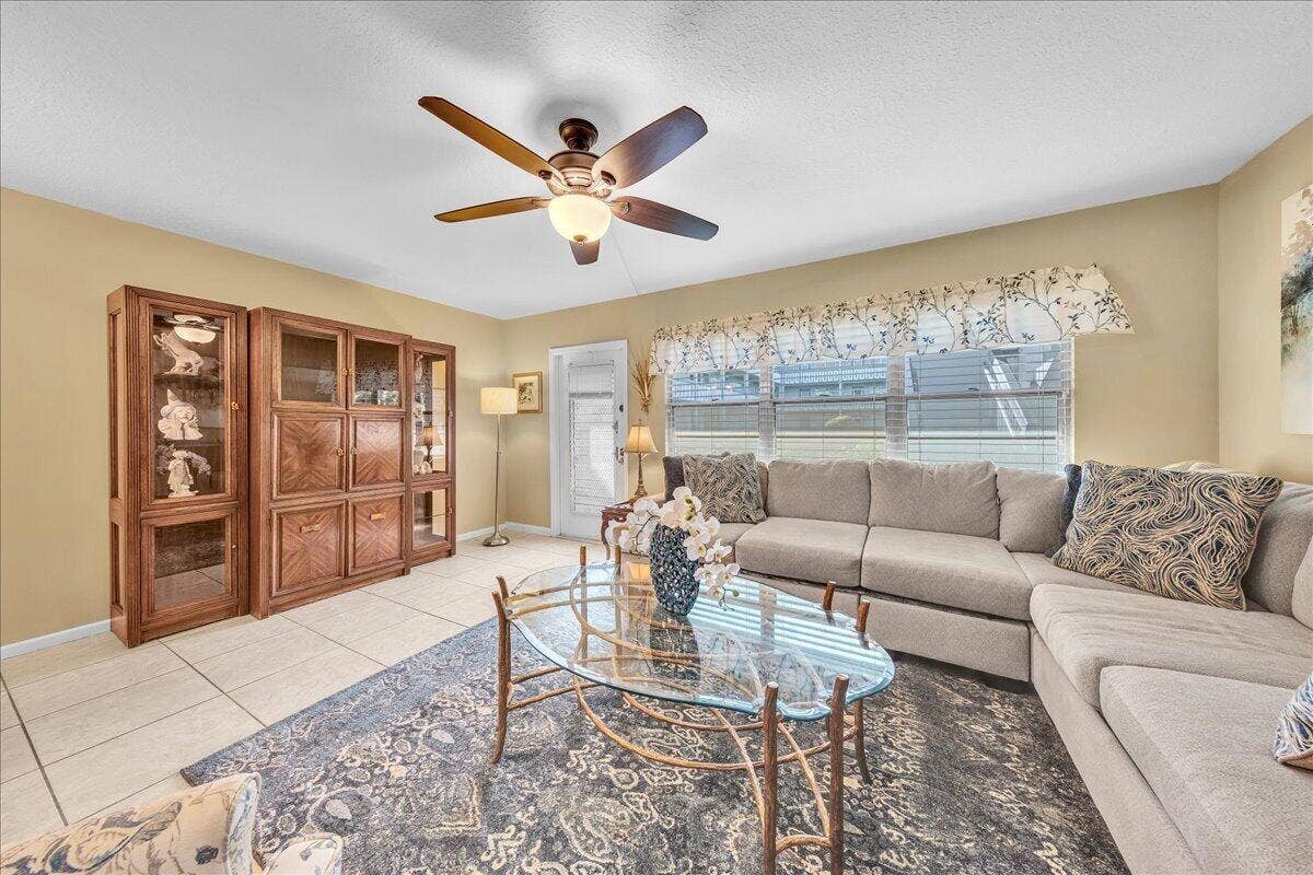 129 Suffolk D, Boca Raton, FL 33434 07-306A9360