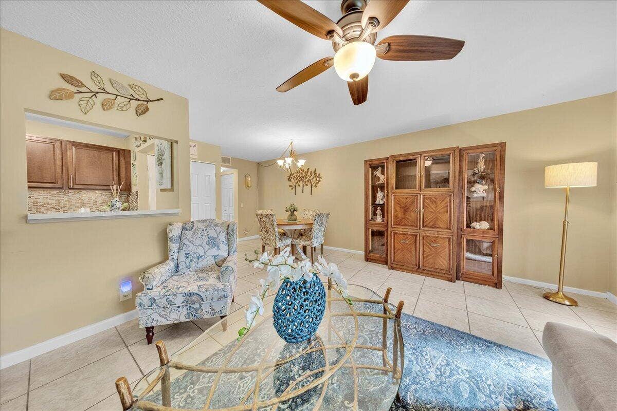 129 Suffolk D, Boca Raton, FL 33434 08-306A9363