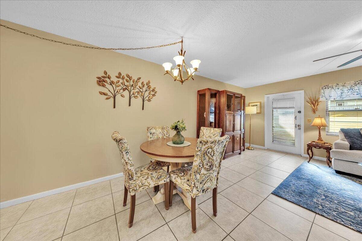 129 Suffolk D, Boca Raton, FL 33434 19-306A9396