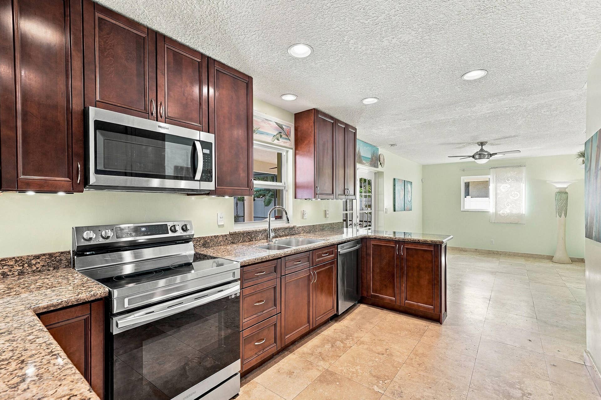 7360 NW 14th Street, Plantation, FL 33313 Kitchen