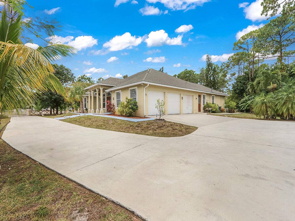 15507 Citrus Grove Blvd - Garages