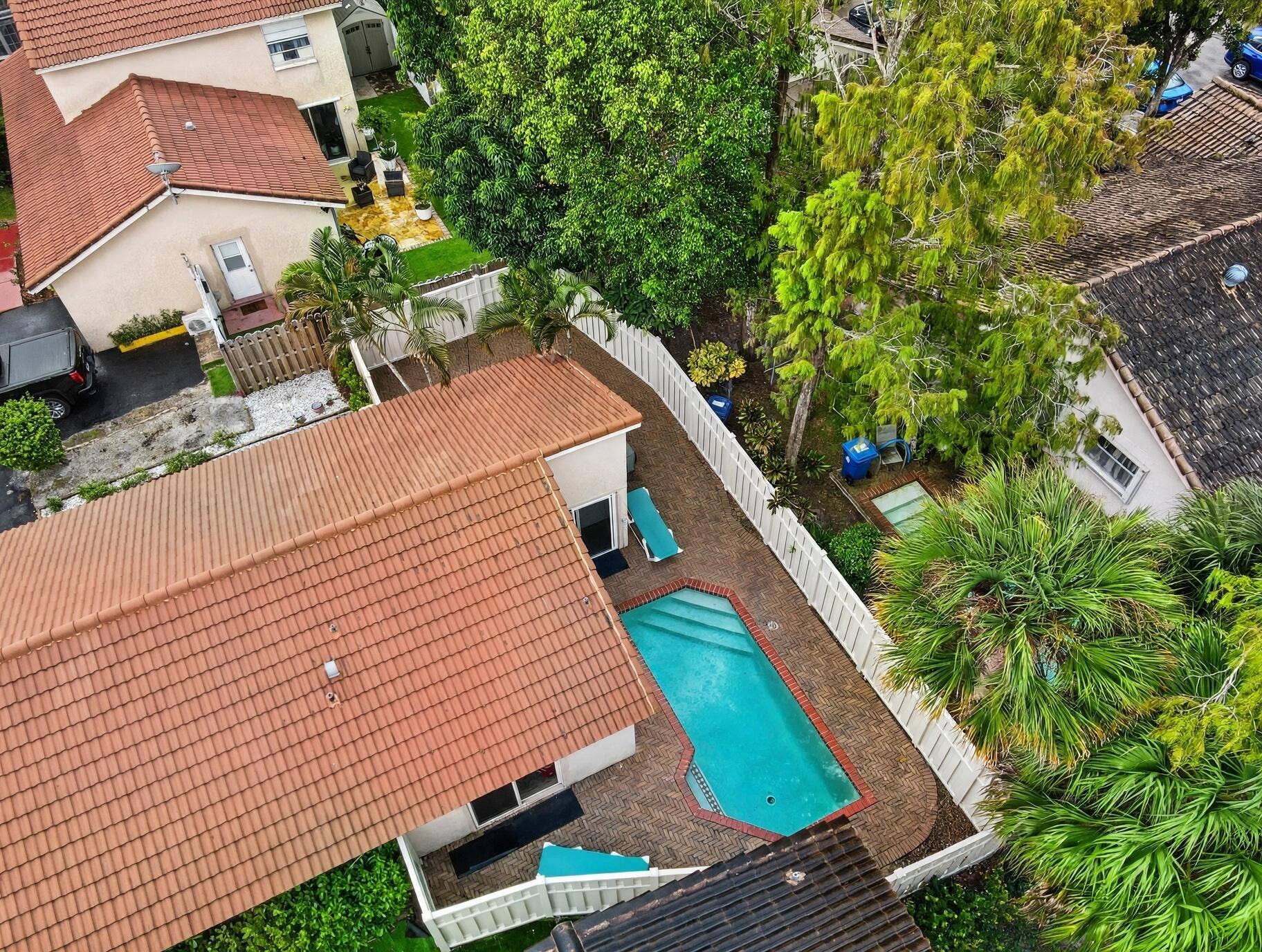 05-pool-aerial-drone-dji_fly_20261023_15