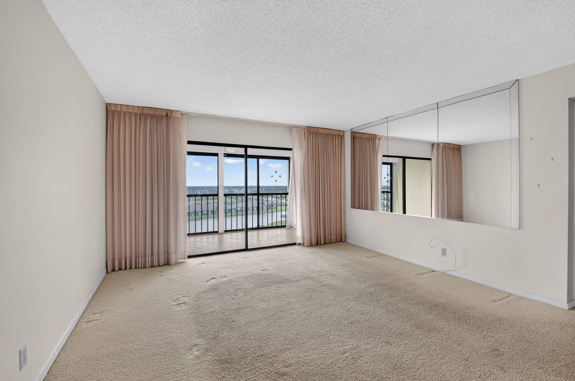 7240 Huntington Lane, #806, Delray Beach, FL 33446 Living Room