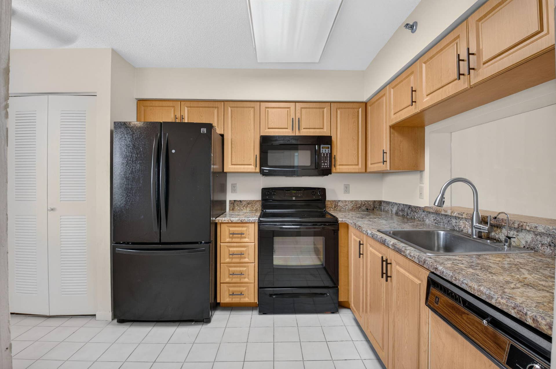 7240 Huntington Lane, #806, Delray Beach, FL 33446 Kitchen