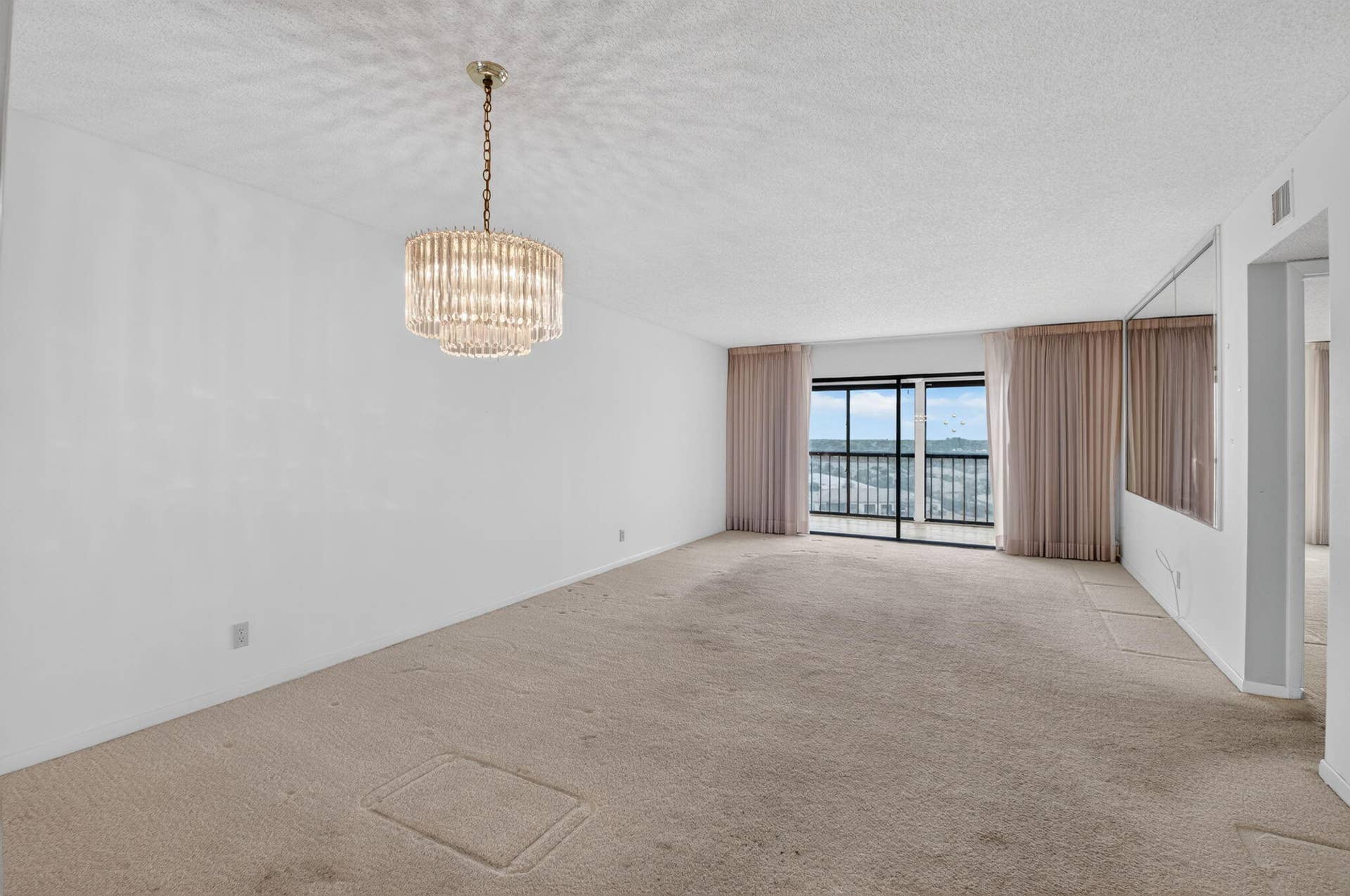 7240 Huntington Lane, #806, Delray Beach, FL 33446 Living Room