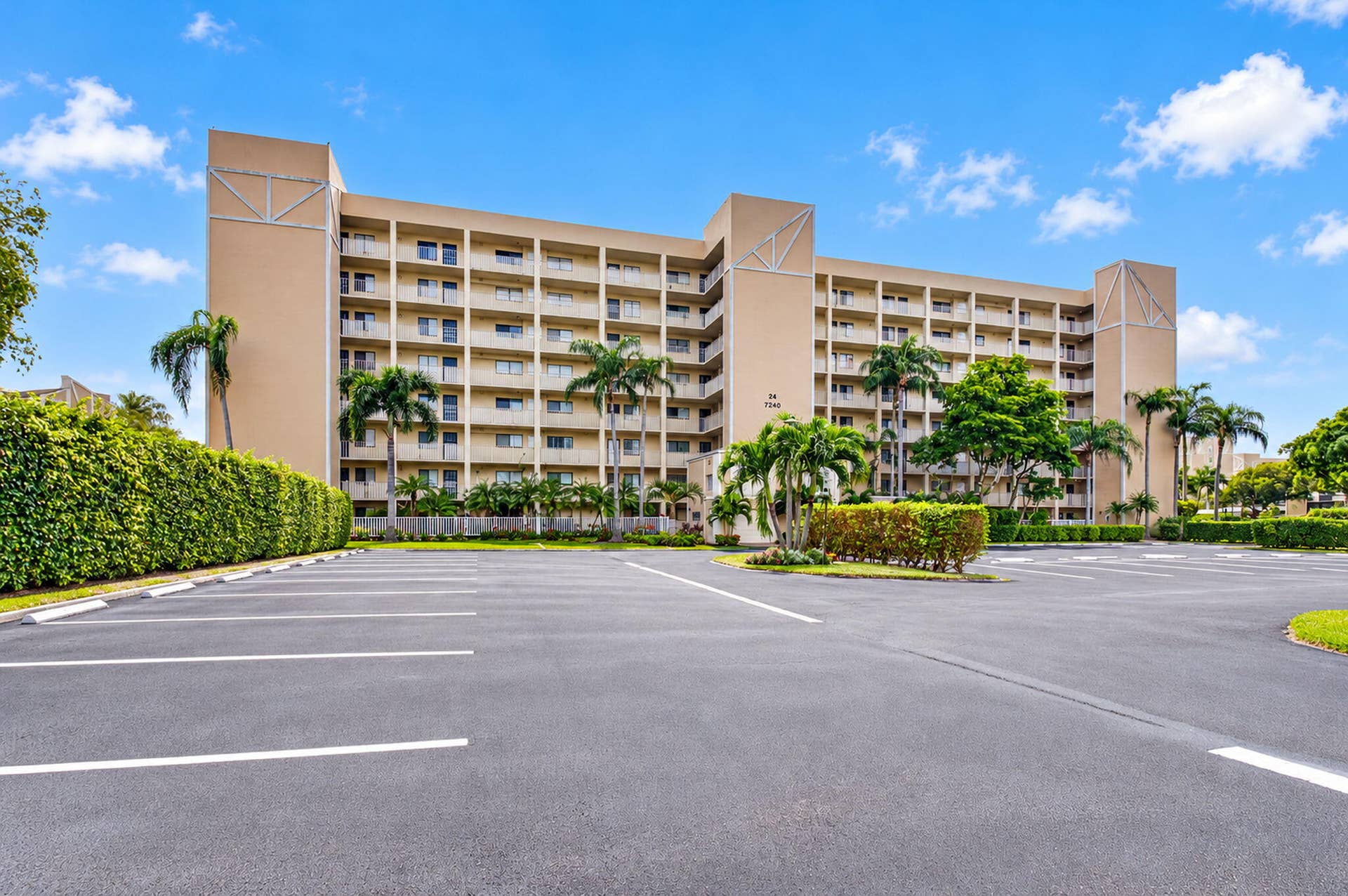 7240 Huntington Lane, #806, Delray Beach, FL 33446 Exterior