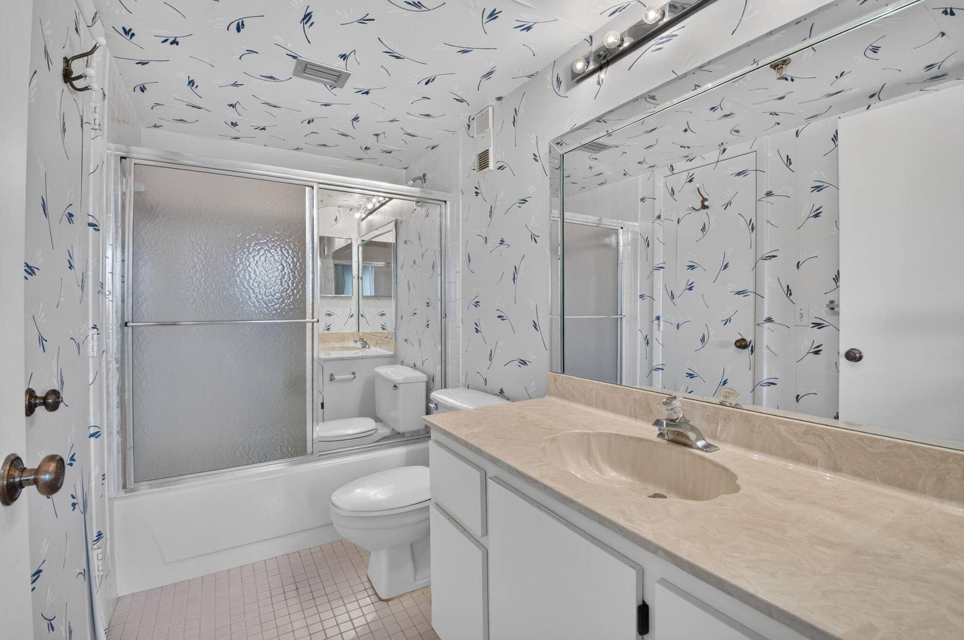 7240 Huntington Lane, #806, Delray Beach, FL 33446 Guest Bath