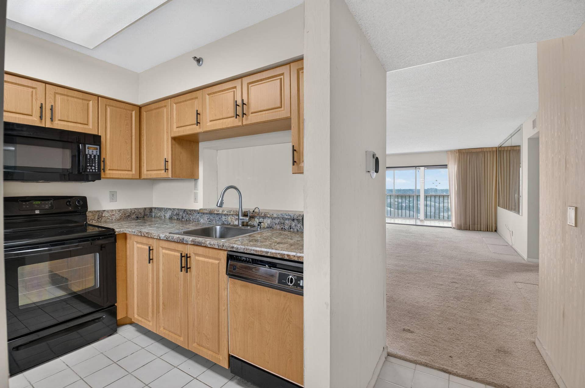 7240 Huntington Lane, #806, Delray Beach, FL 33446 Kitchen