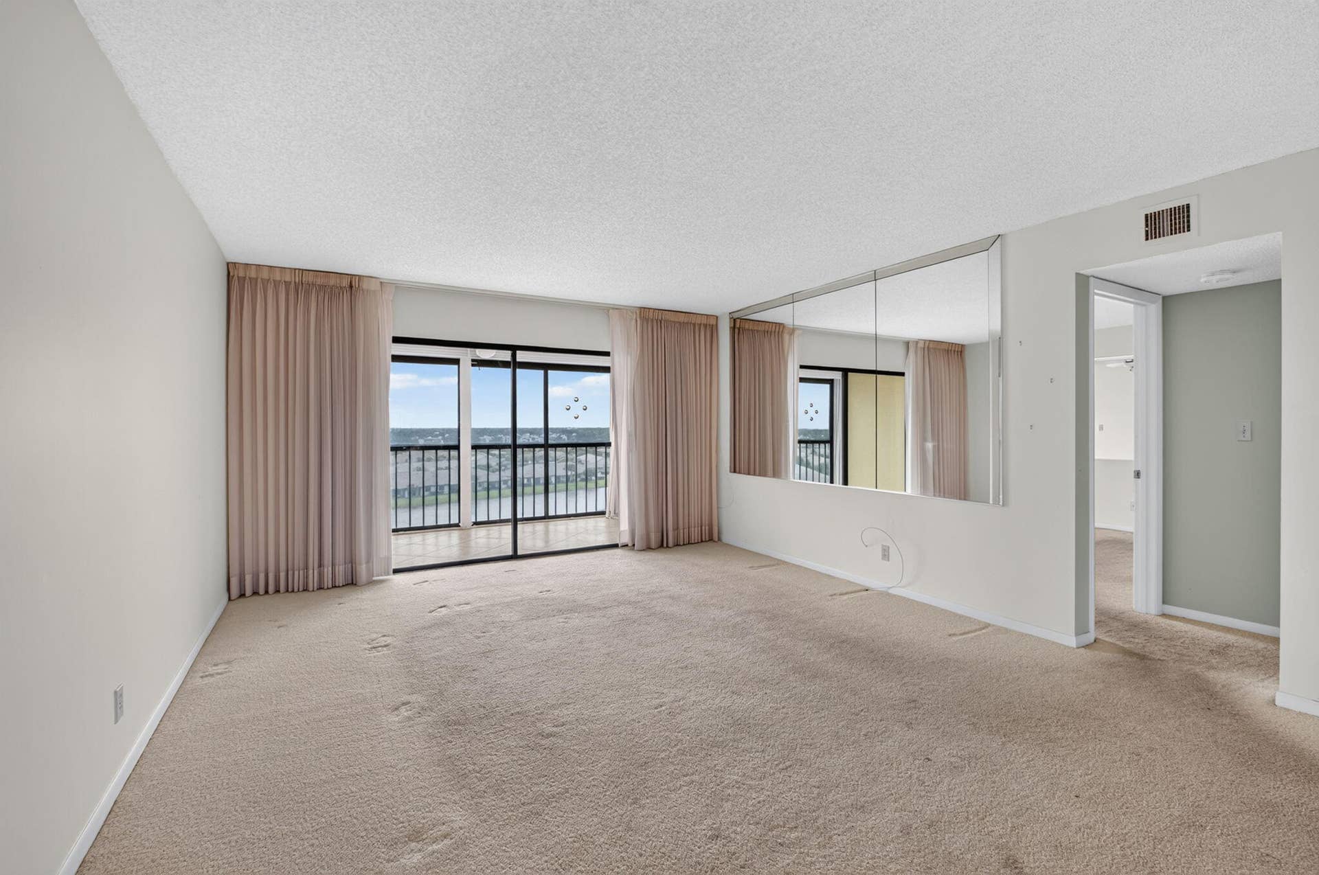 7240 Huntington Lane, #806, Delray Beach, FL 33446 Living Room