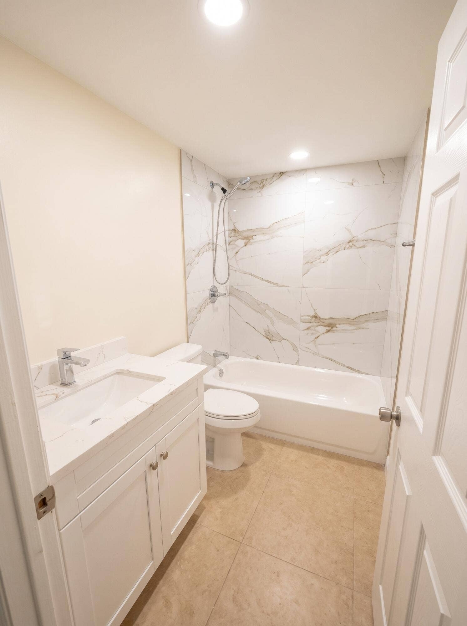10121 W SUNRISE Boulevard, #106, Plantation, Plantation, FL 33322 bathroom