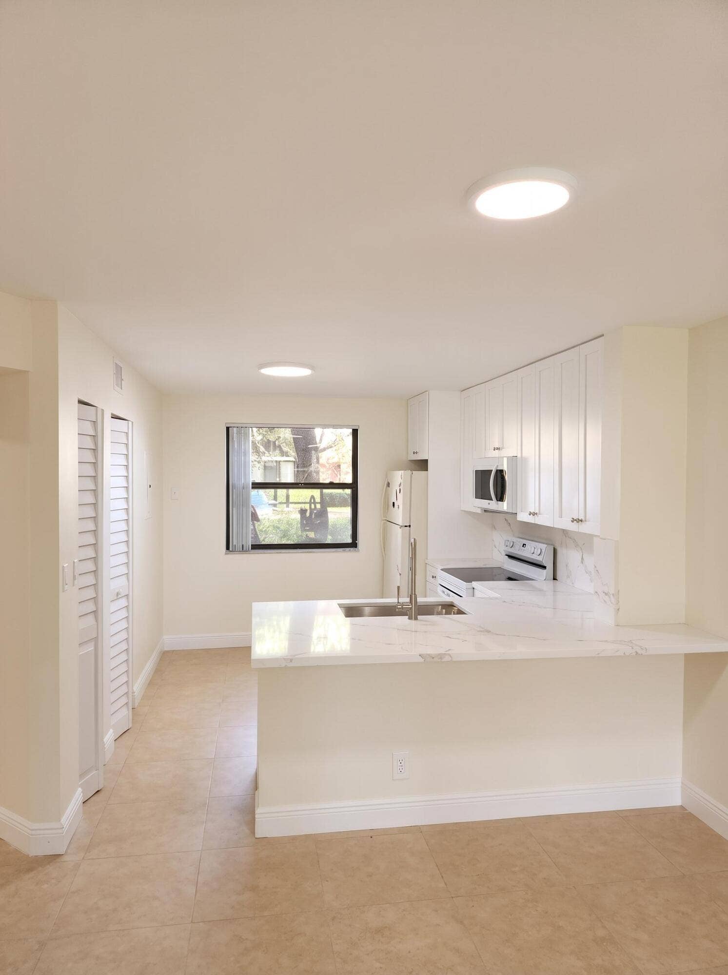10121 W SUNRISE Boulevard, #106, Plantation, Plantation, FL 33322 kitchen