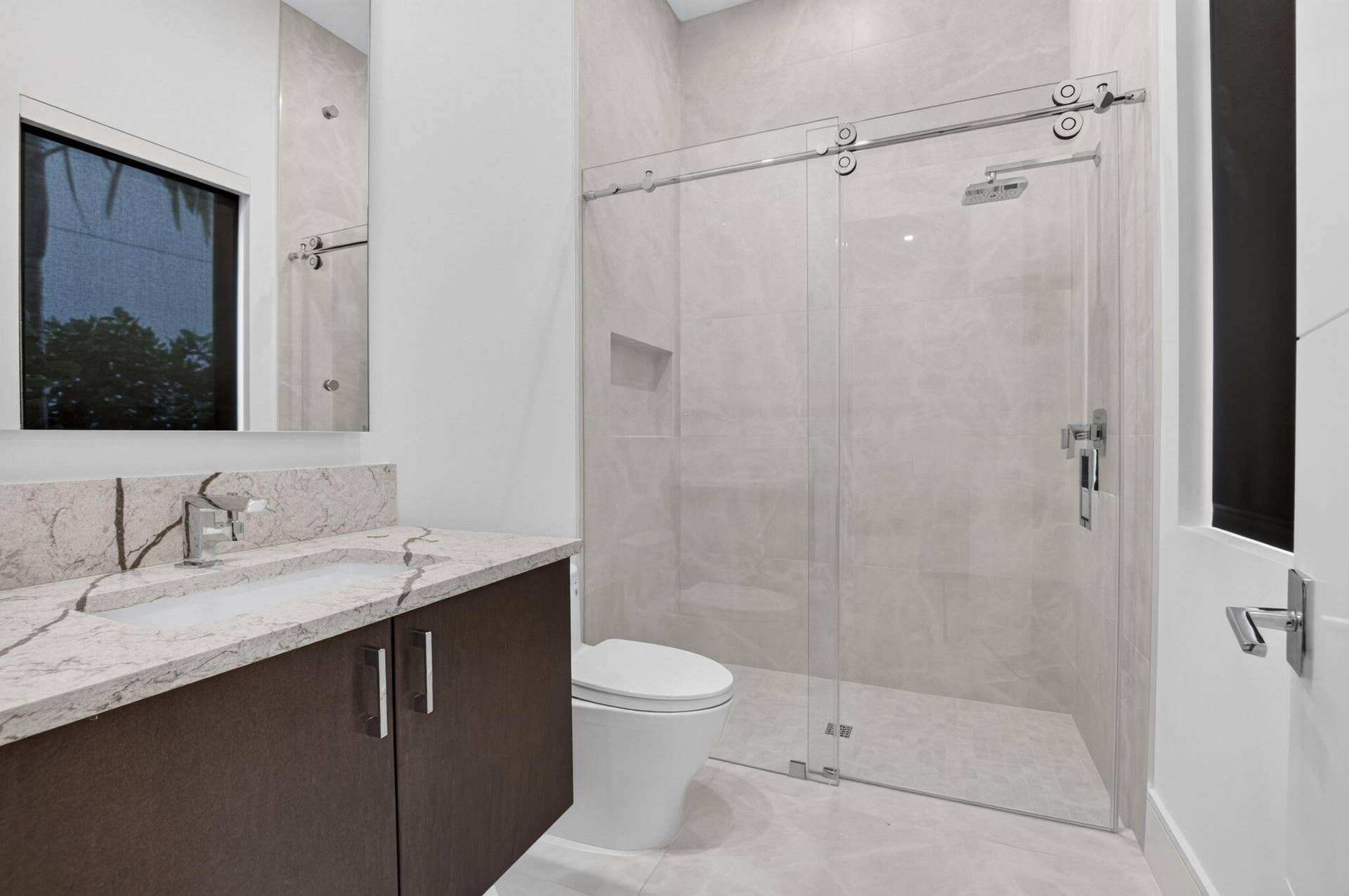 BOASTS WALK IN SHOWER