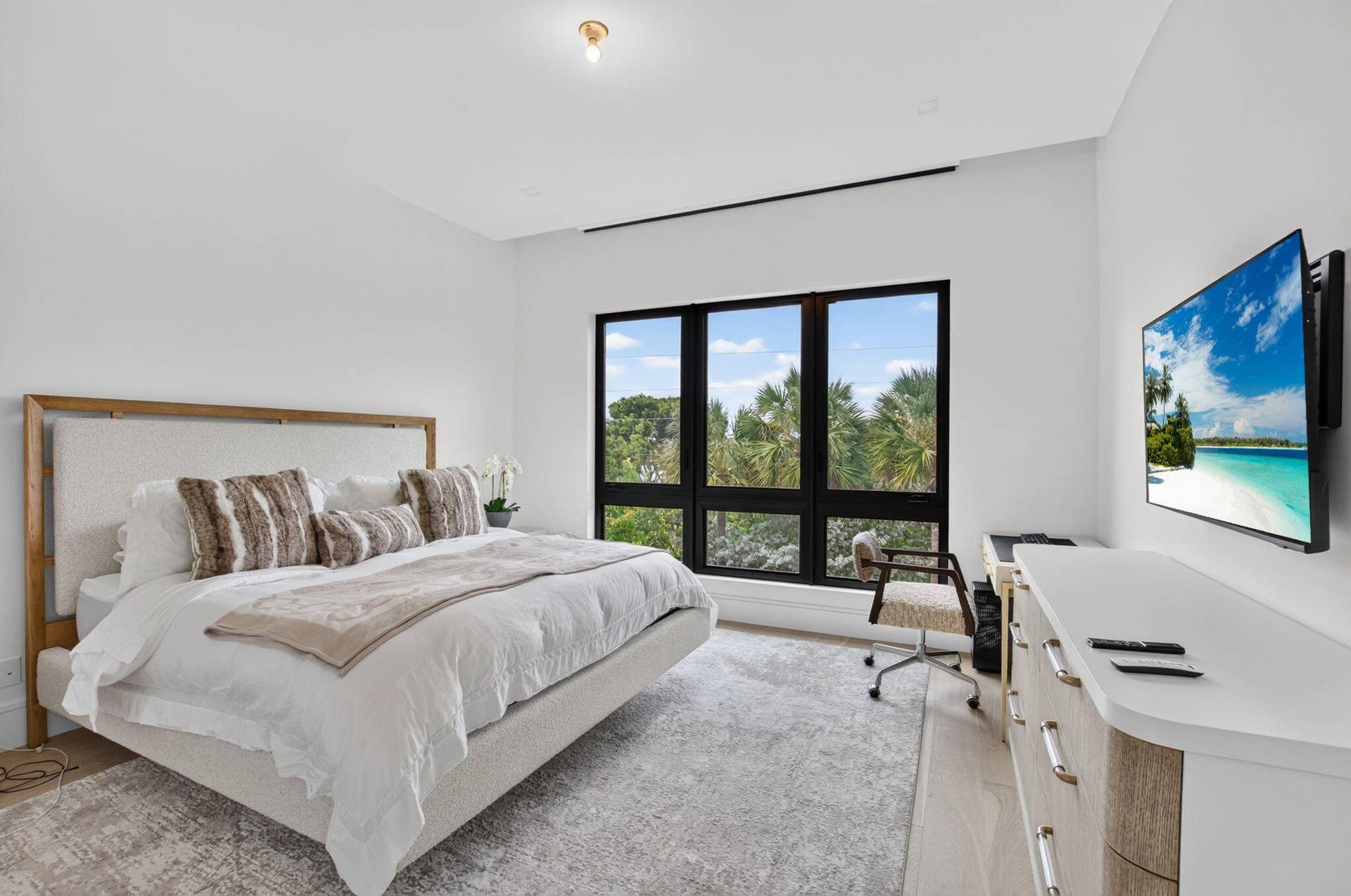 LARGE SECONDARY BEDROOM