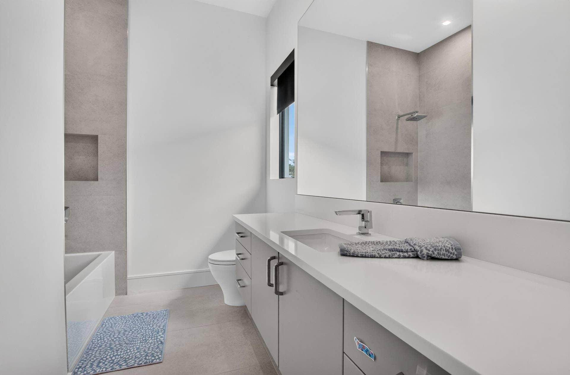 FEATURES TUB