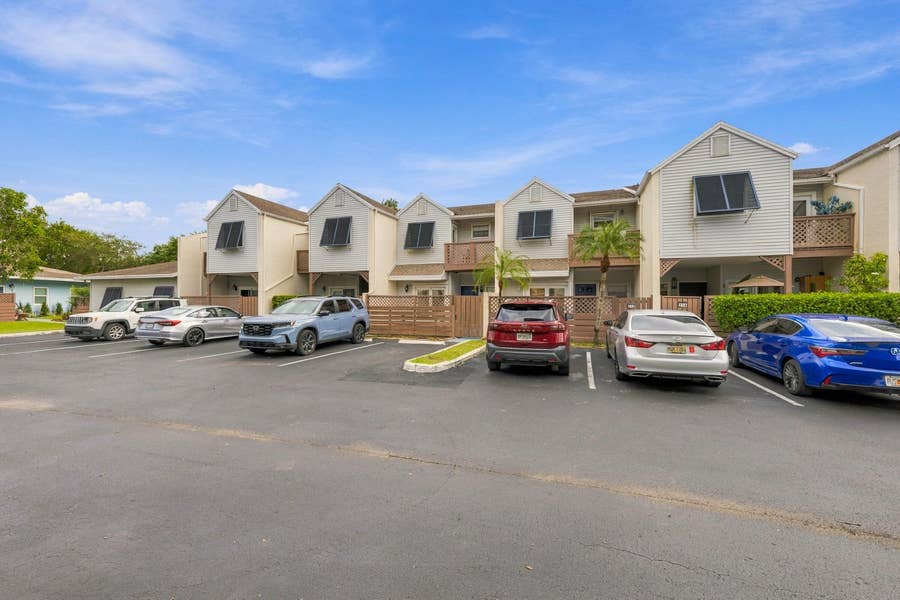 Property photo for 258 W HEMINGWAY Circle, Margate, FL