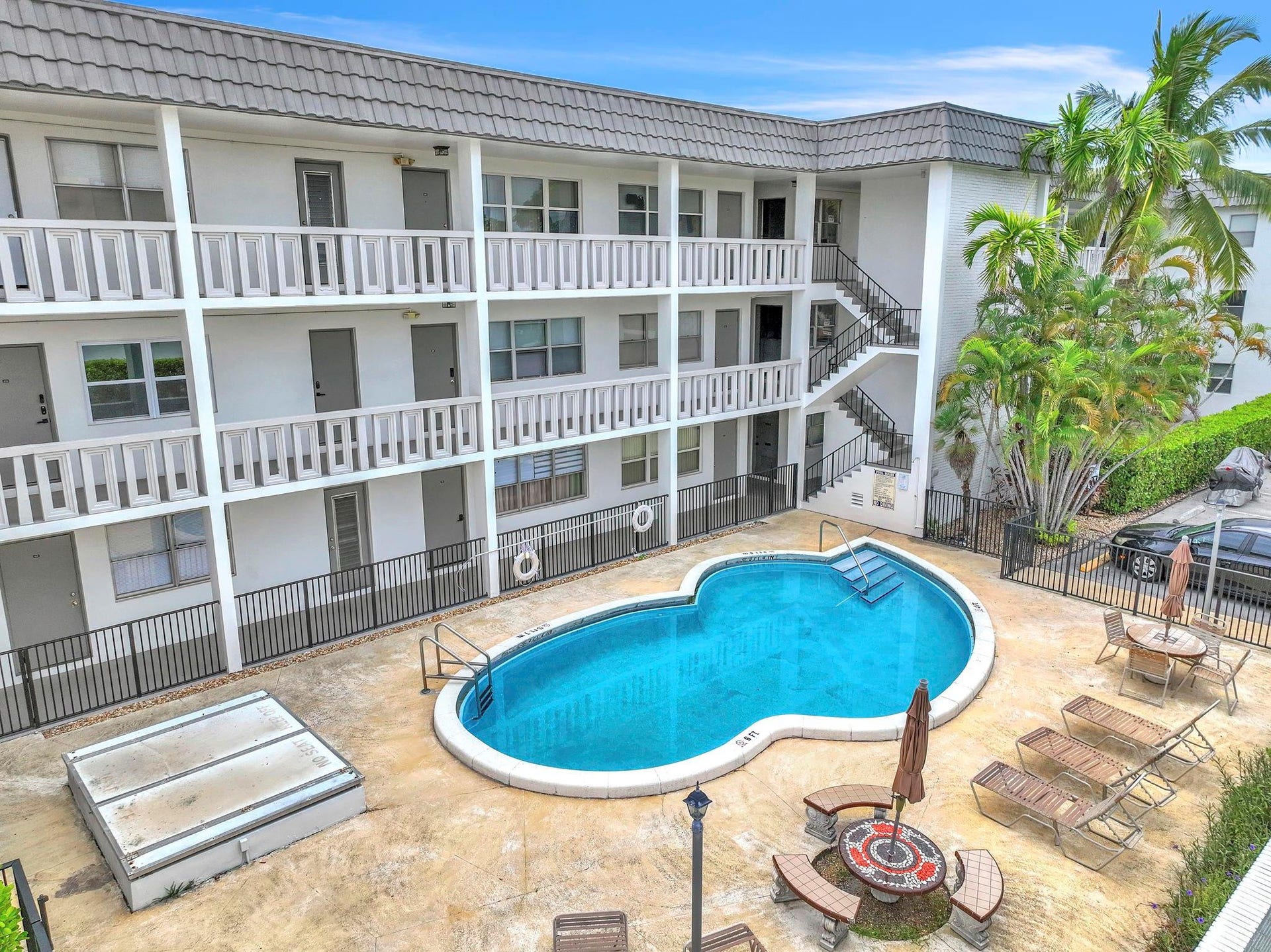 6200 NE 22ND Way, #206, Fort Lauderdale, FL 33308 Community pool