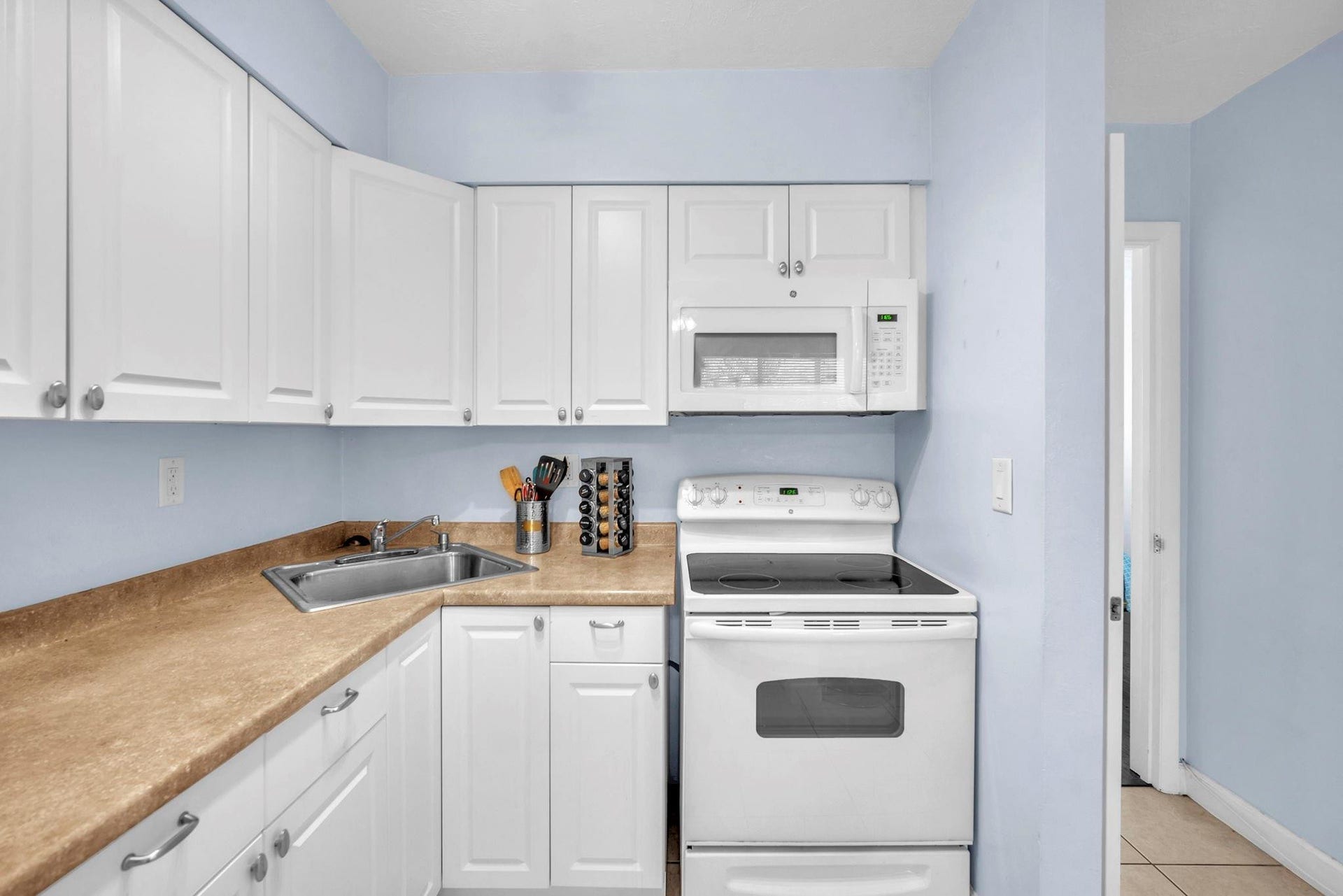 6200 NE 22ND Way, #206, Fort Lauderdale, FL 33308 Kitchen