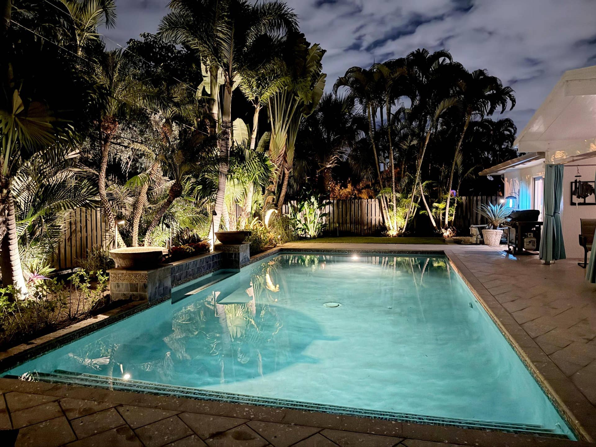 2317 NW 6th Avenue, Wilton Manors, FL 33311 Night view