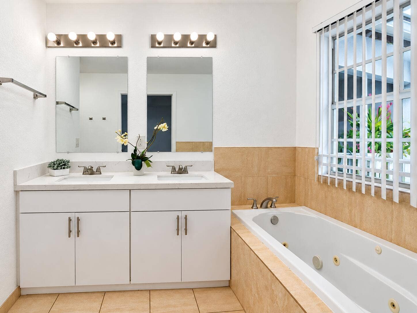 2725 NE 8TH Avenue, #112, Wilton Manors, FL 33334 Straightened real estate interior-22