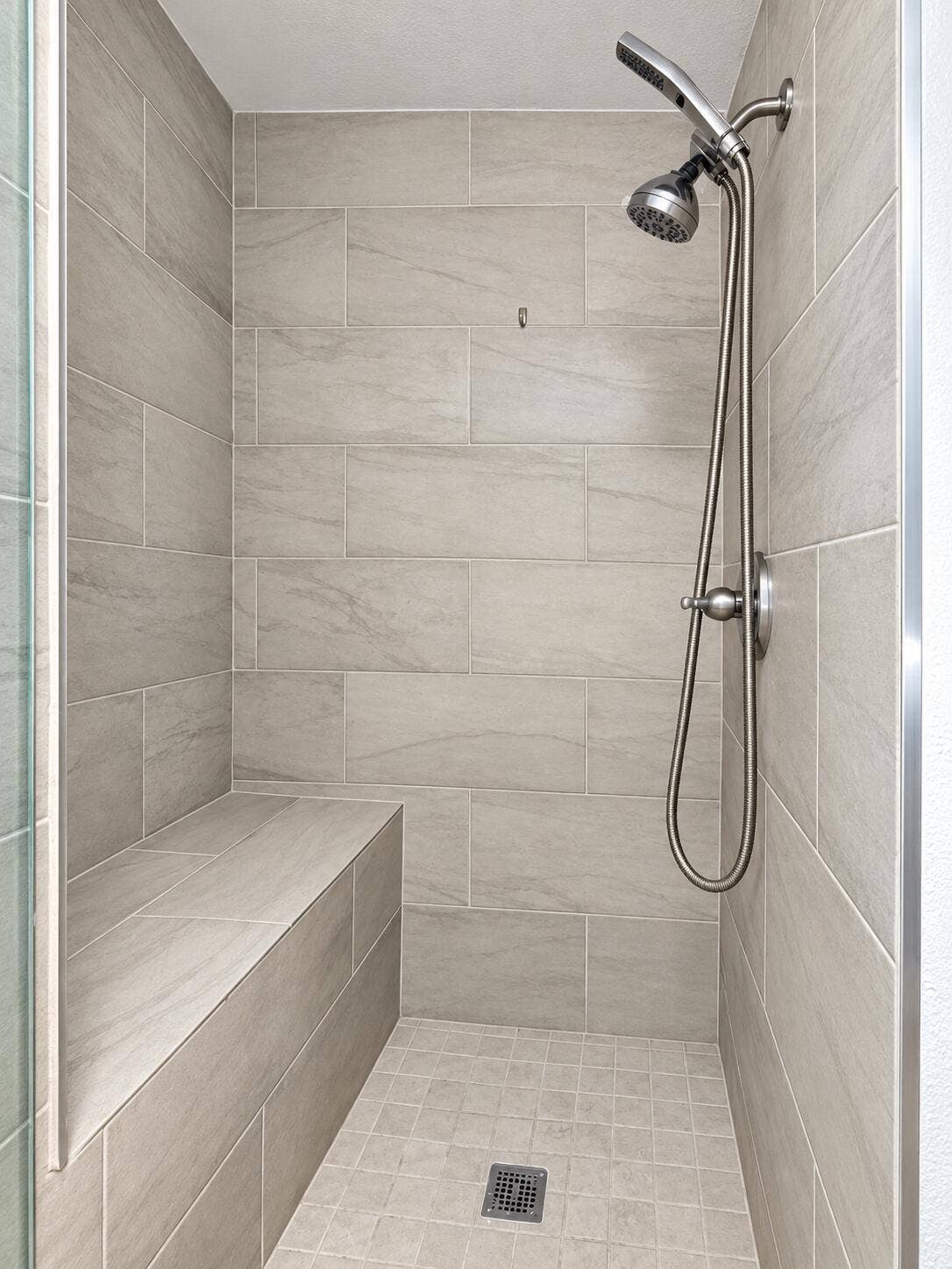 2725 NE 8TH Avenue, #112, Wilton Manors, FL 33334 Sunlit tiled home interior-3