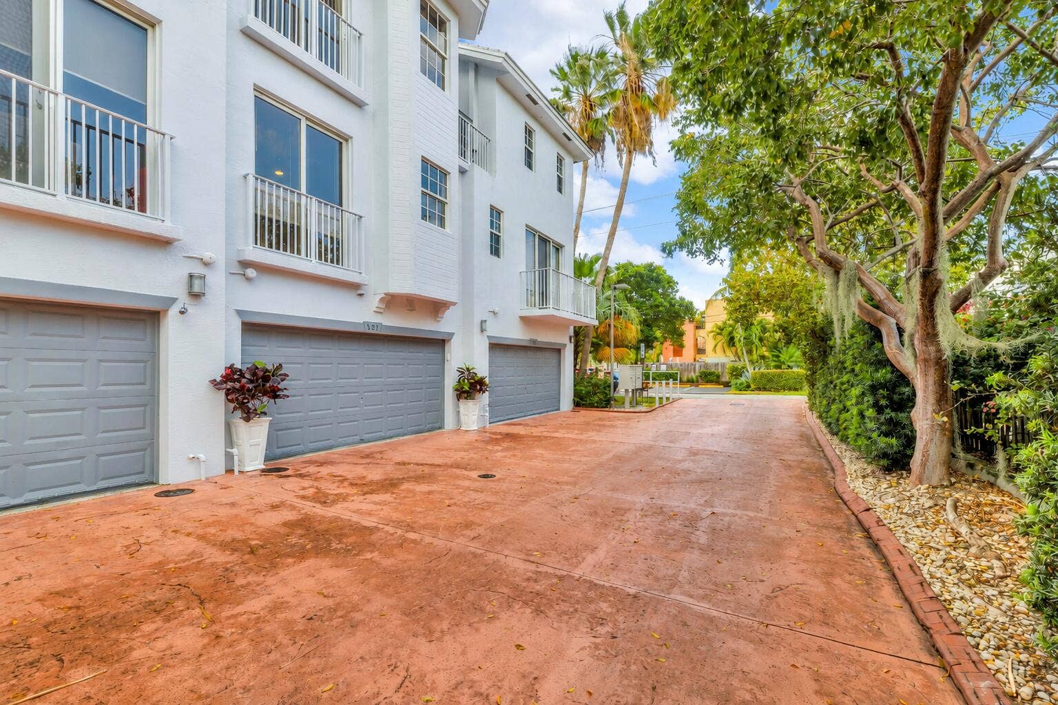 2725 NE 8TH Avenue, #112, Wilton Manors, FL 33334 Mirrored building and tree landscape