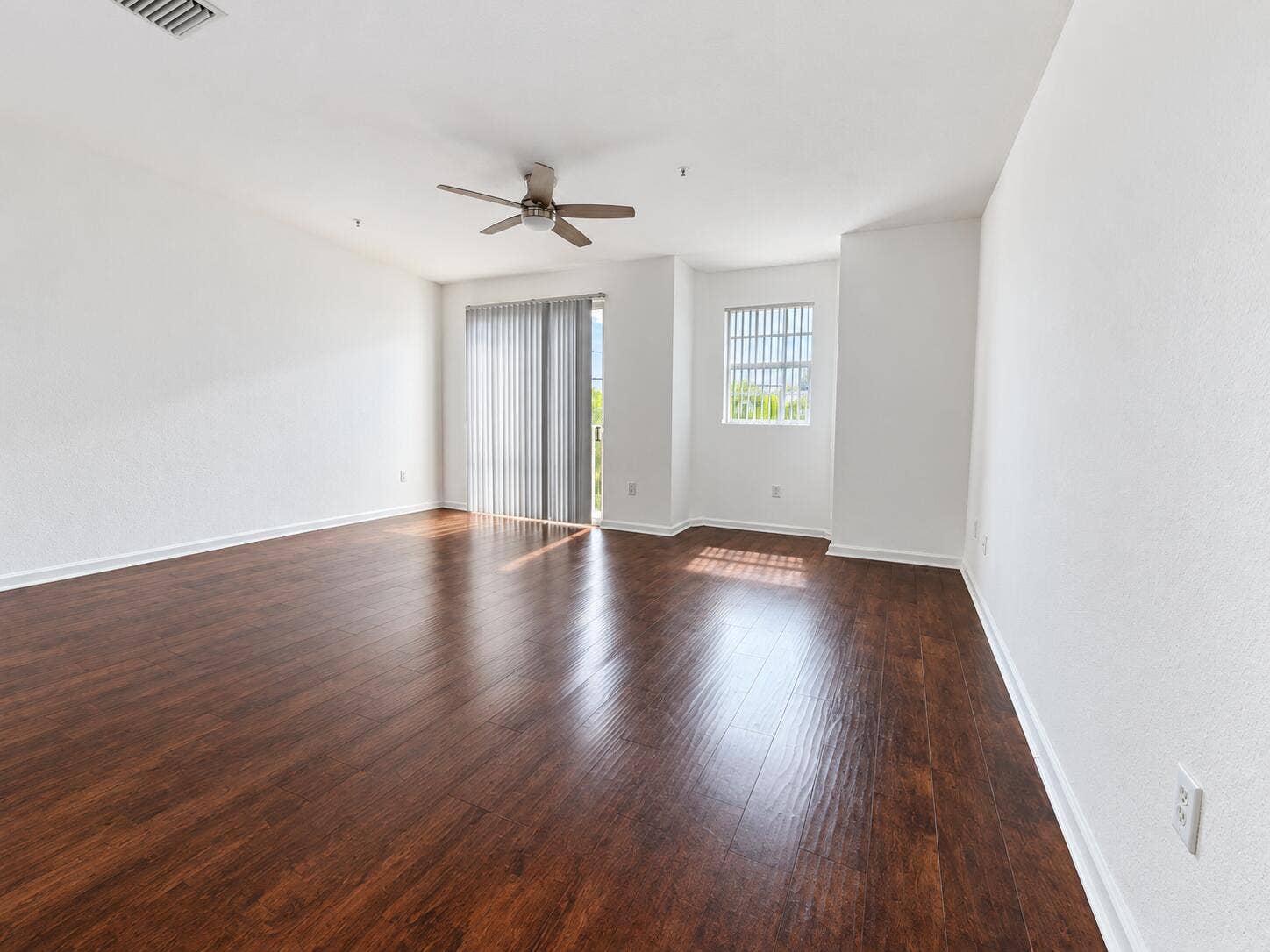 2725 NE 8TH Avenue, #112, Wilton Manors, FL 33334 Naturally brightened neutral home interi