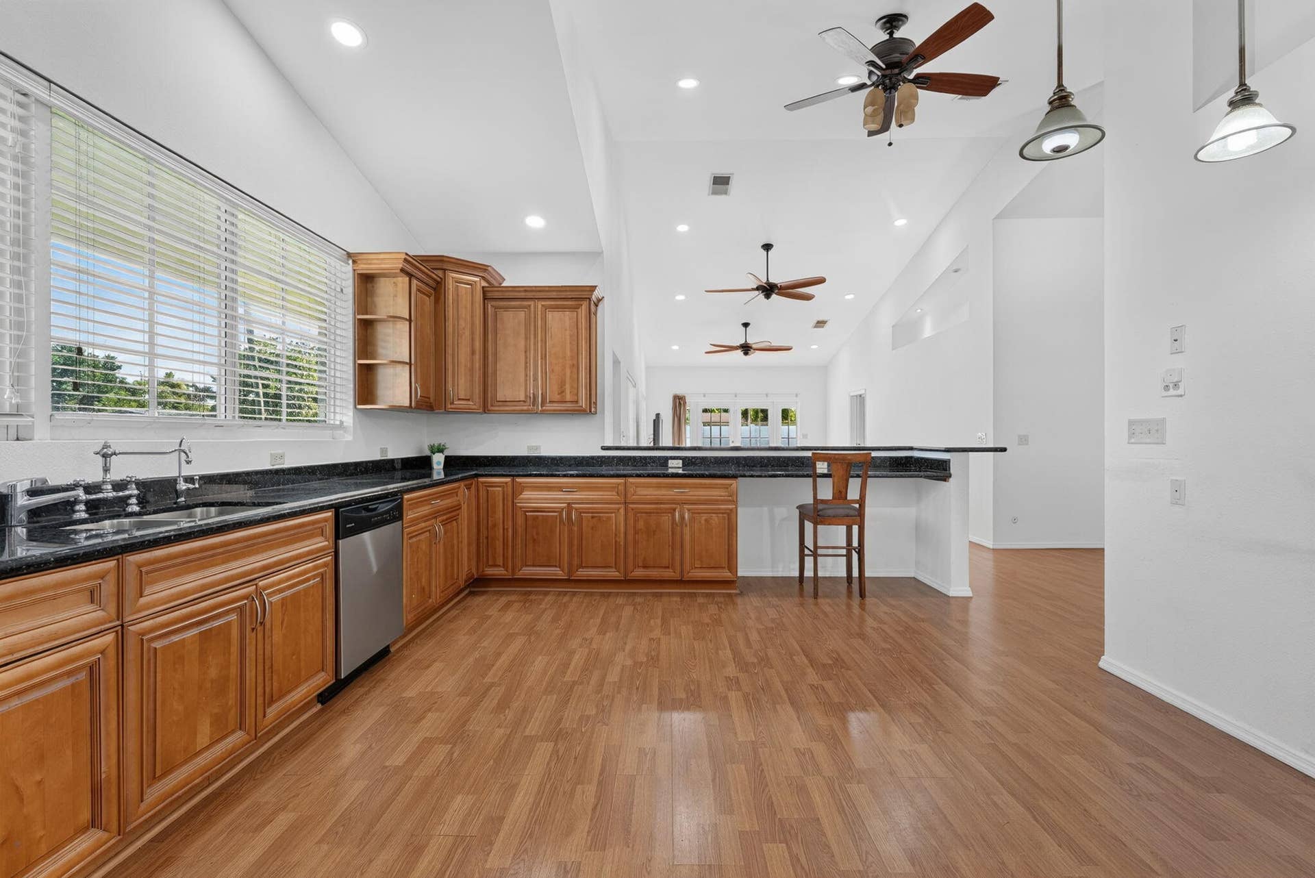 4361 NE 13TH Terrace, Oakland Park, FL 33334 Huge kitchen - great for the cooking enthusiast