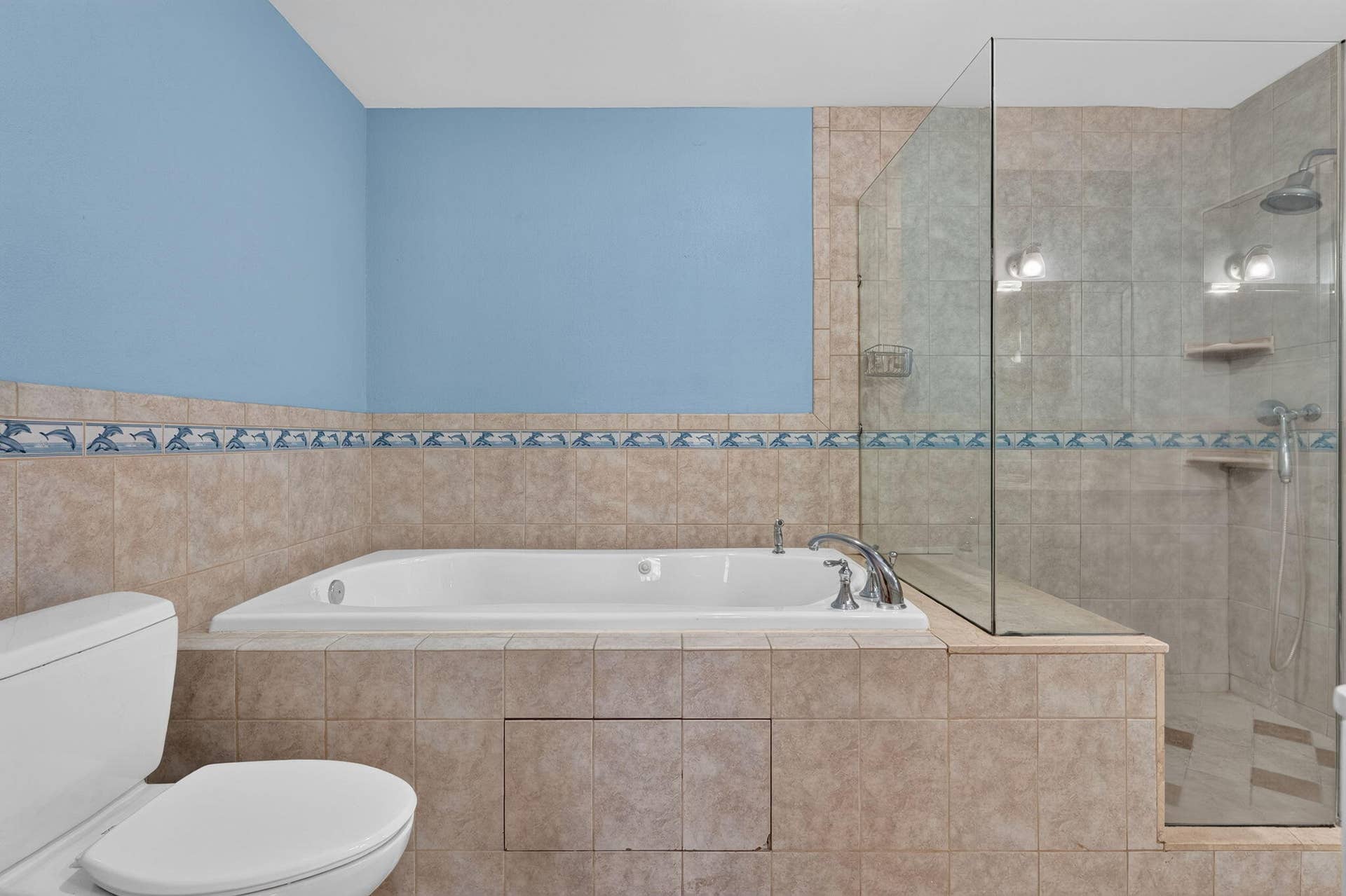 4361 NE 13TH Terrace, Oakland Park, FL 33334 Primary bath with separate tub and shower