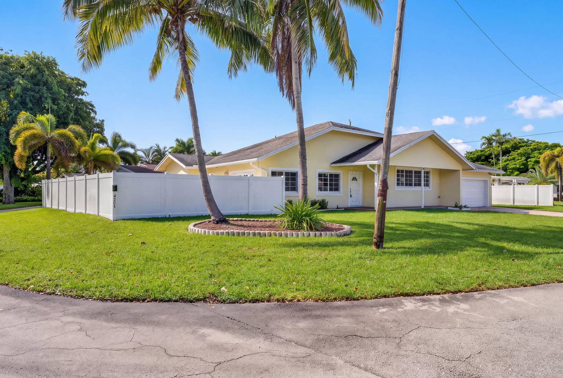 4361 NE 13TH Terrace, Oakland Park, FL 33334 Spacious corner lot