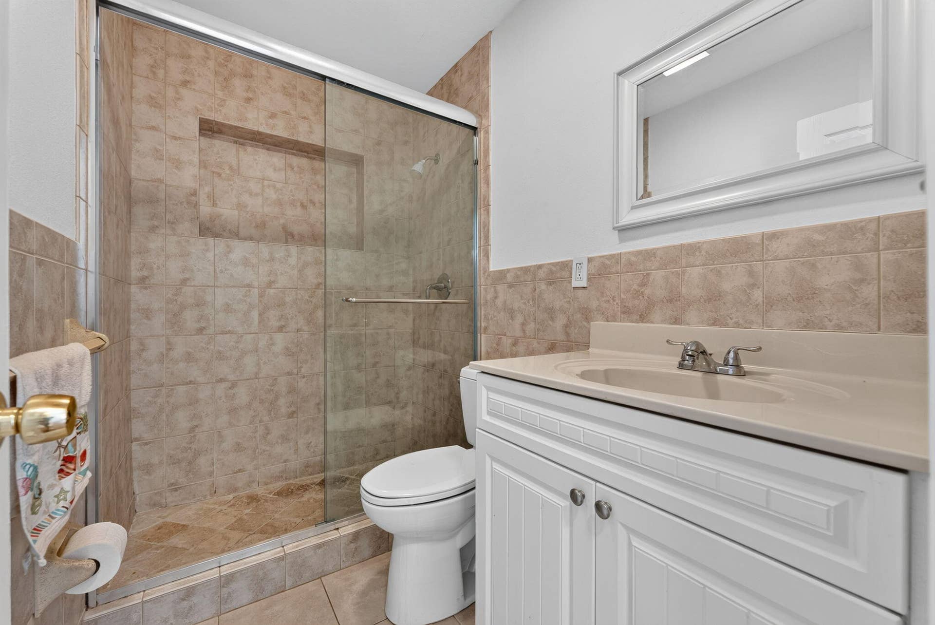 4361 NE 13TH Terrace, Oakland Park, FL 33334 Guest bath