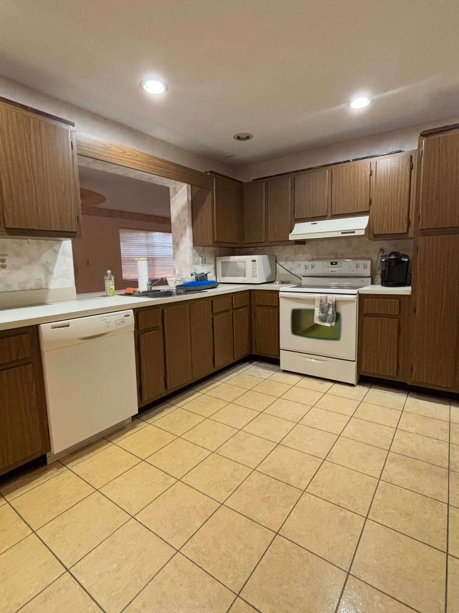 9521 NW 83rd Street, Tamarac, FL 33321 Oversize Kitchen