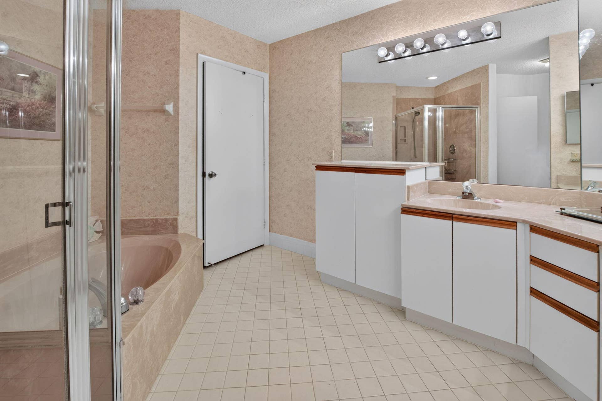 5290 Europa Drive, #E, Boynton Beach, FL 33437 Main Bathroom