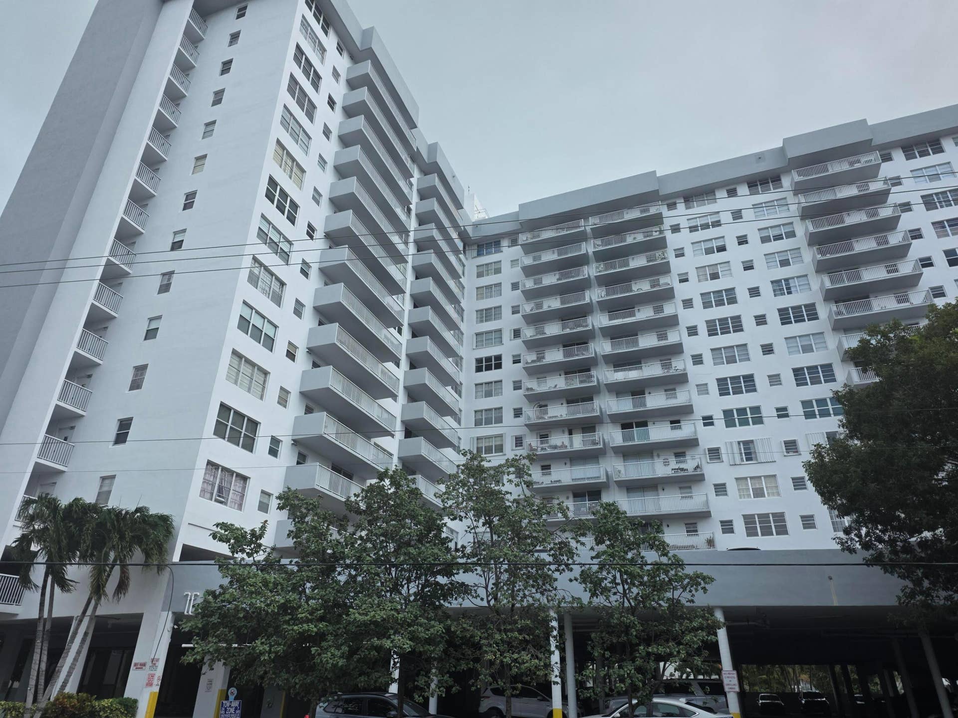 137 GOLDEN ISLES Drive, #609, Hallandale Beach, FL 33009 00