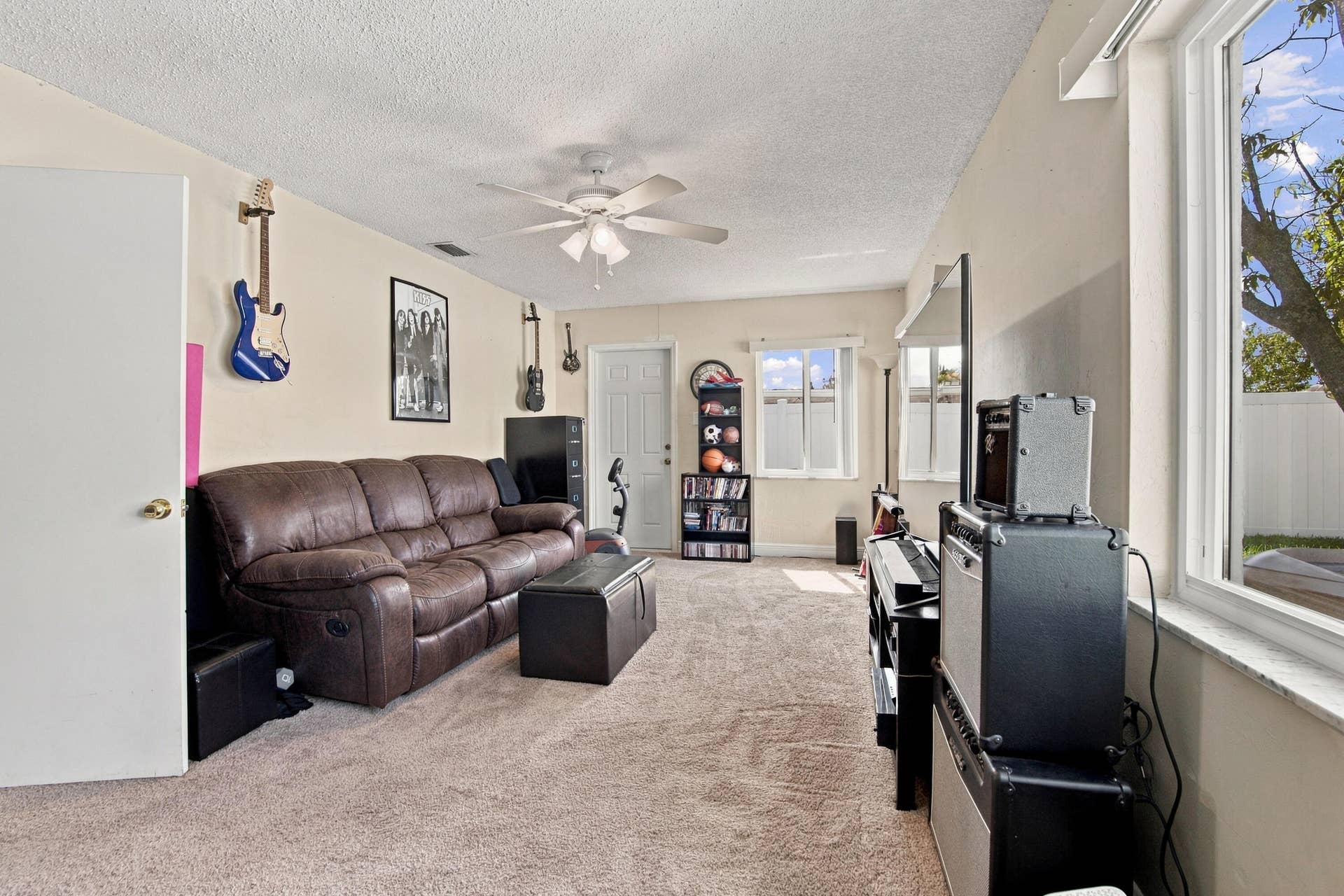 8121 NW 93RD Avenue, Tamarac, FL 33321 8121_NW_93rd_Ave_023