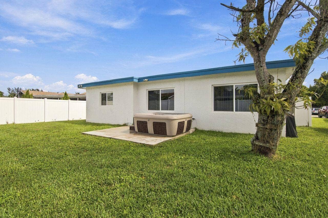 8121 NW 93RD Avenue, Tamarac, FL 33321 8121_NW_93rd_Ave_009