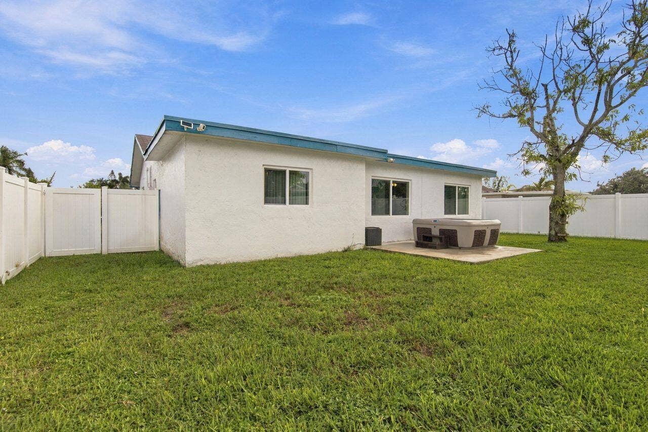 8121 NW 93RD Avenue, Tamarac, FL 33321 8121_NW_93rd_Ave_010