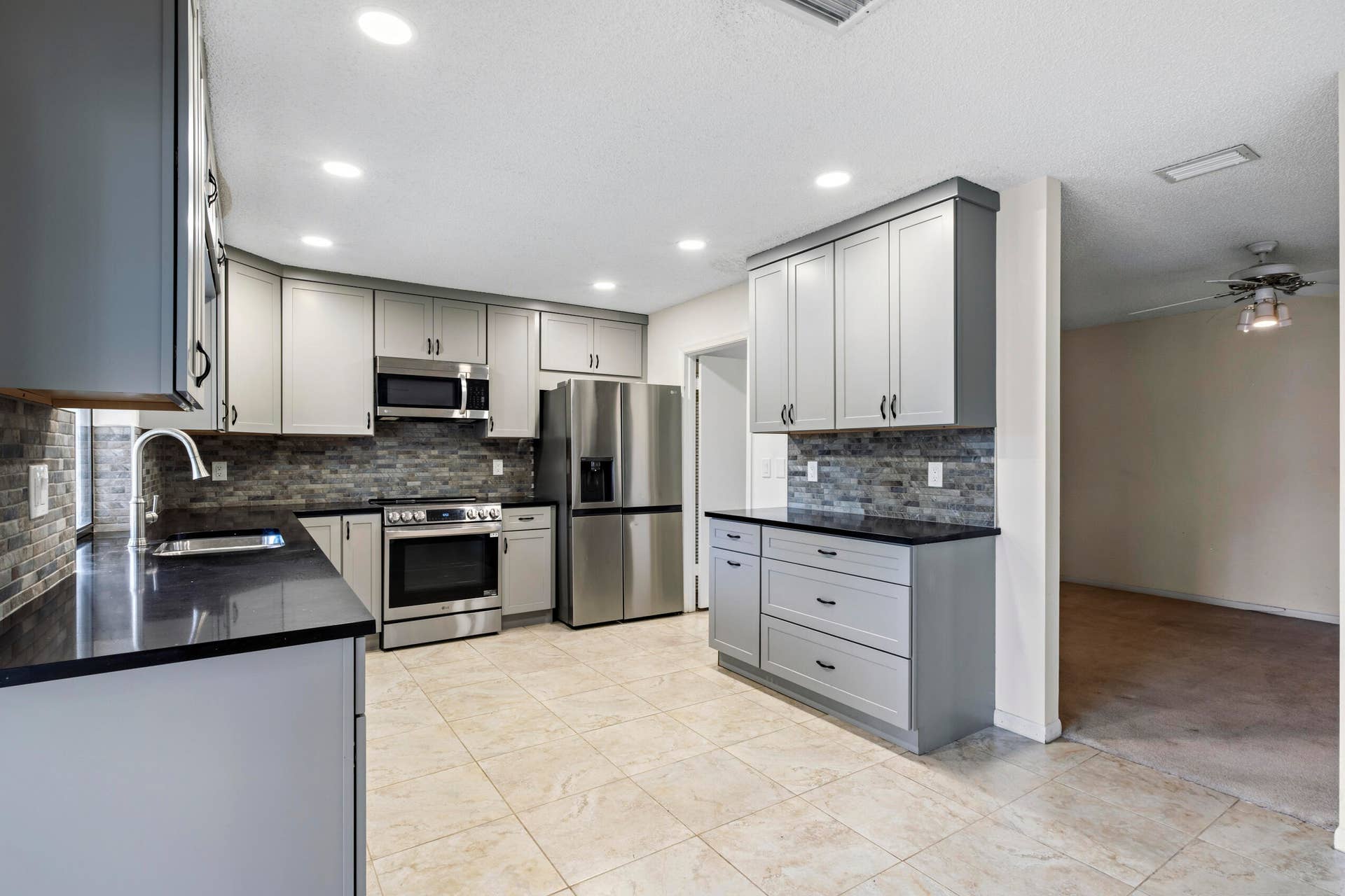 4937 Willow Drive, Boca Raton, FL 33487 Large Grainte Kitchen