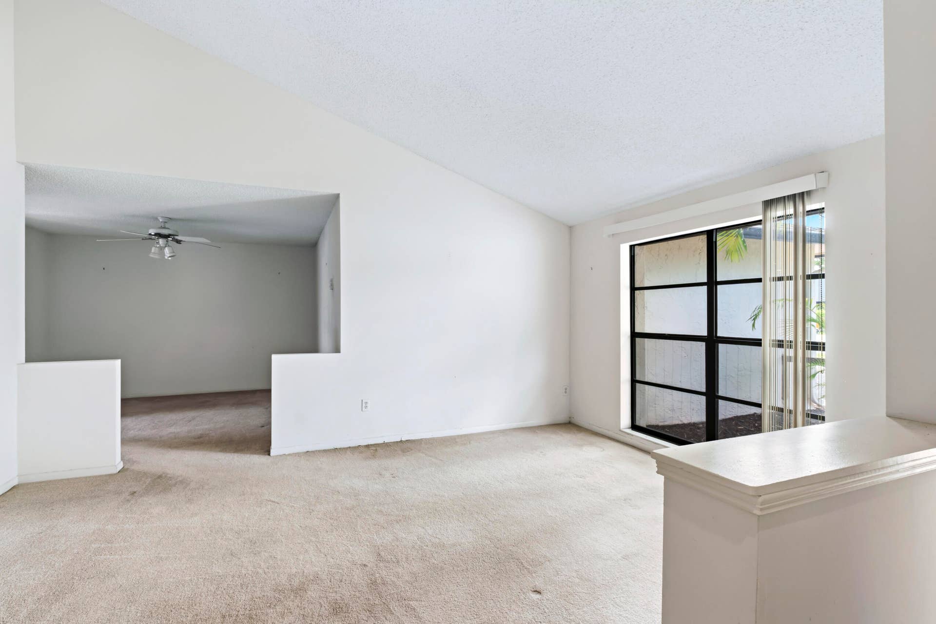 4937 Willow Drive, Boca Raton, FL 33487 Vaulted Ceiling Living Room