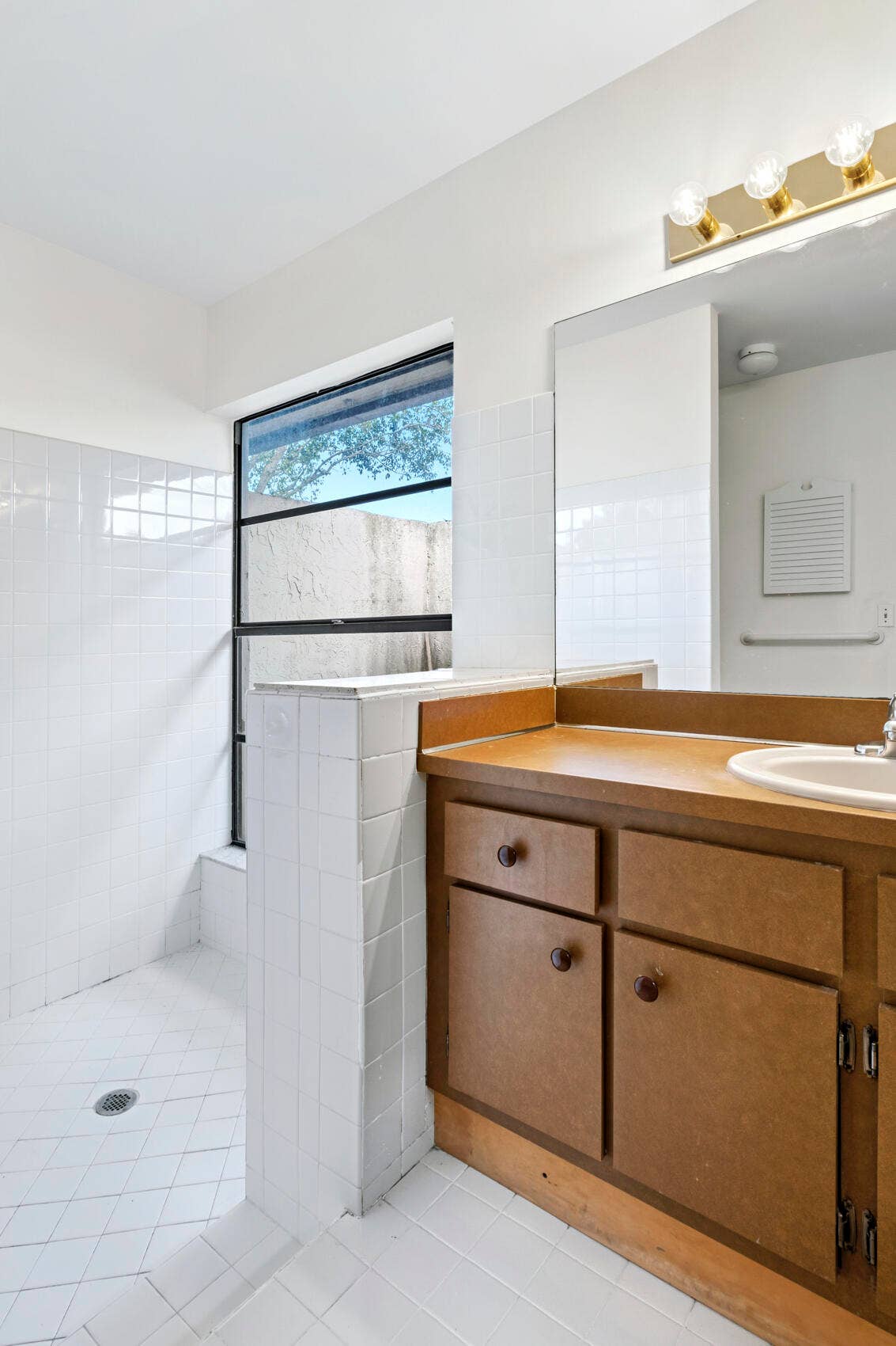 4937 Willow Drive, Boca Raton, FL 33487 Primary Bathroom w/ Walk-in Shower