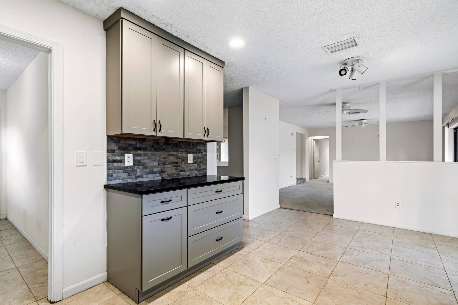 4937 Willow Drive, Boca Raton, FL 33487 Grainte Kitchen w/ Eat-in Dining Area