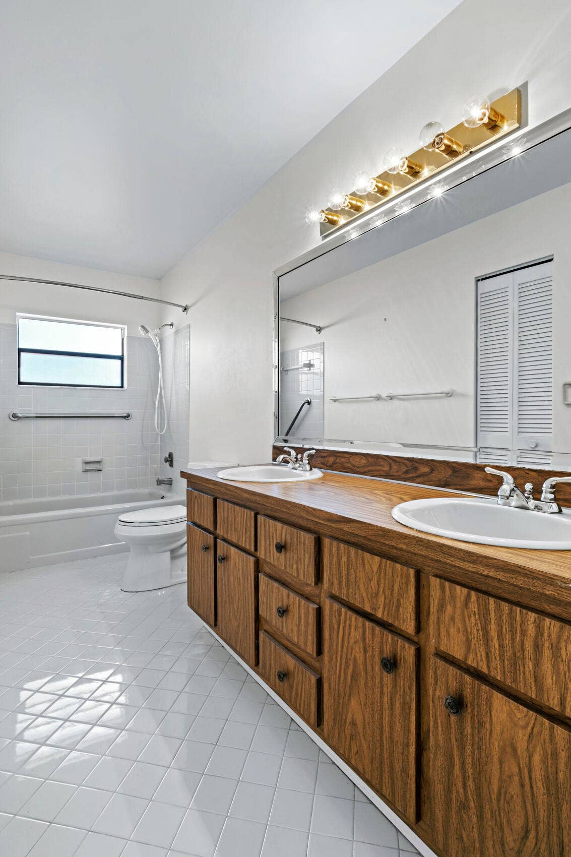 4937 Willow Drive, Boca Raton, FL 33487 Guest Bathroom w/ Tub