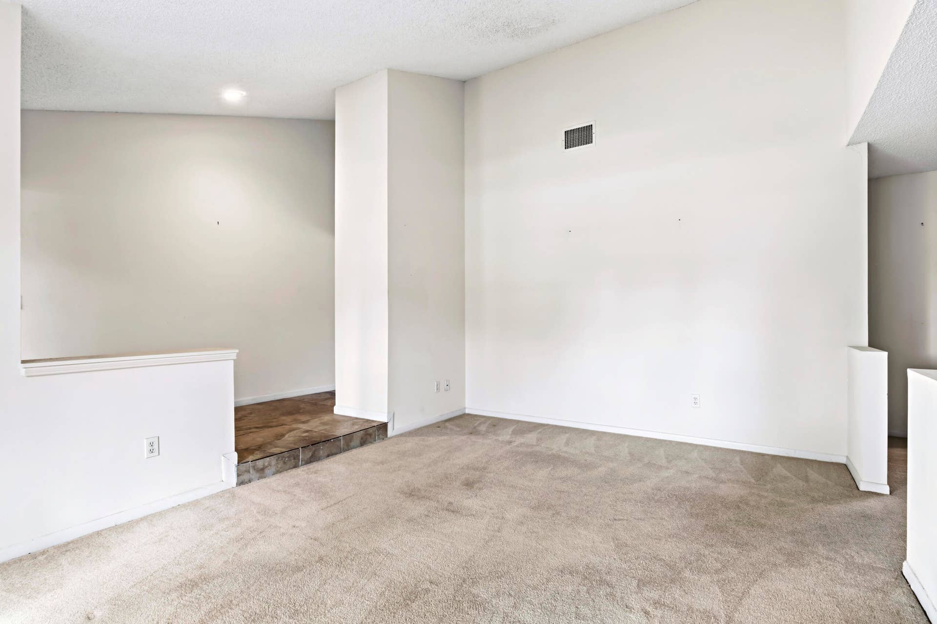 4937 Willow Drive, Boca Raton, FL 33487 Vaulted Ceiling Living Room 3